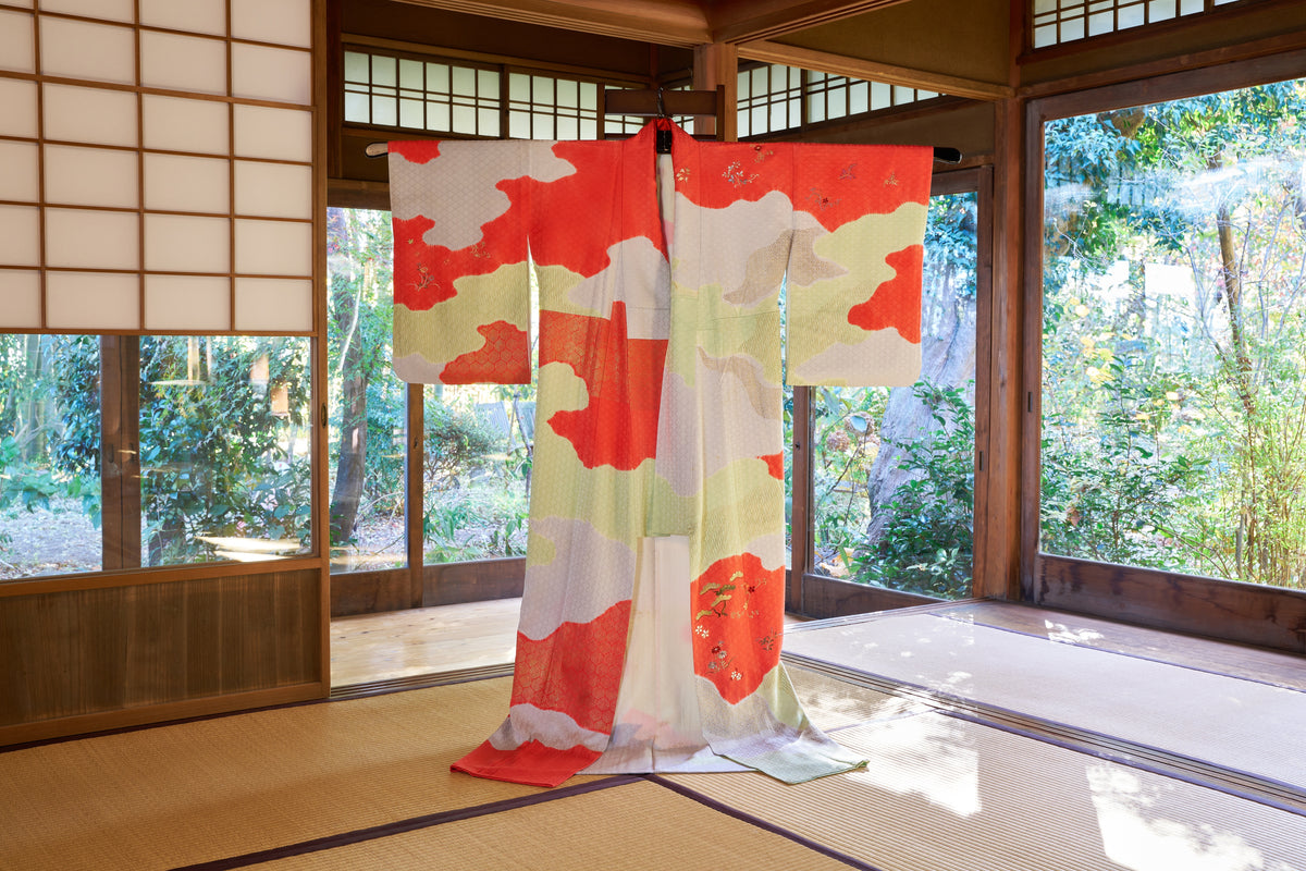 Kyo-Yuzen Kimono with Cloud Motif and Gold-Thread Embroidery